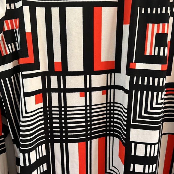 Notations multiple colors 3 front buttons V-Neck Top. - Picture 10 of 10